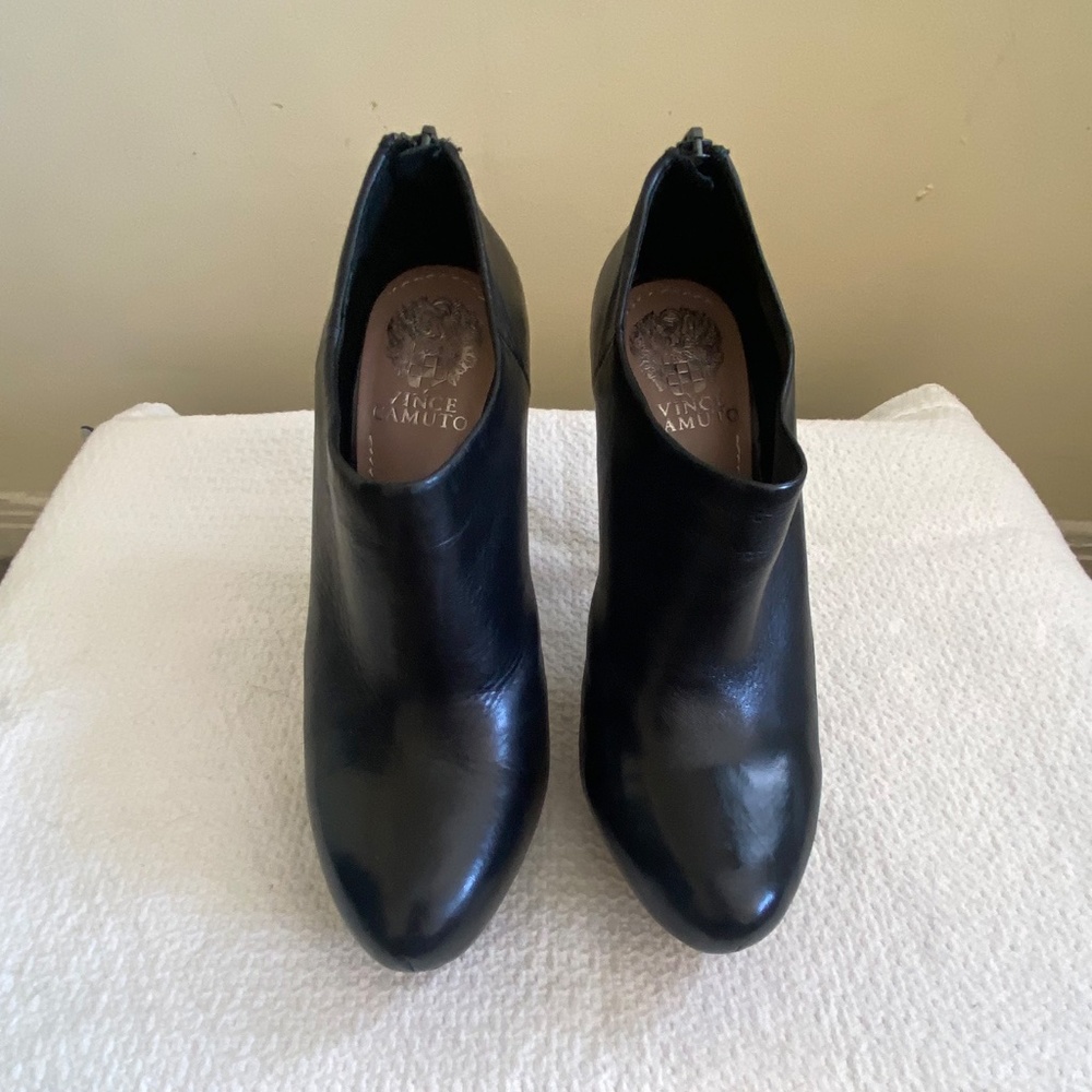 VINCE CAMUTO BOOTIES